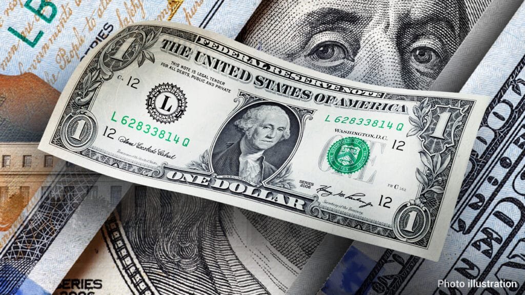 تراجع سعر الدولار أمام الجنيه في 10 بنوك خلال أسبوع