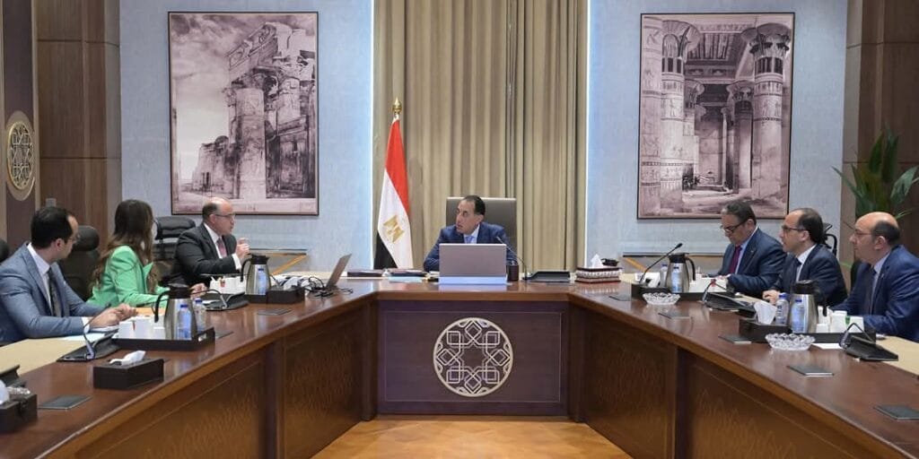 رئيس الوزراء يلتقي رئيس هيئة الرقابة المالية لمناقشة ملفات الهيئة