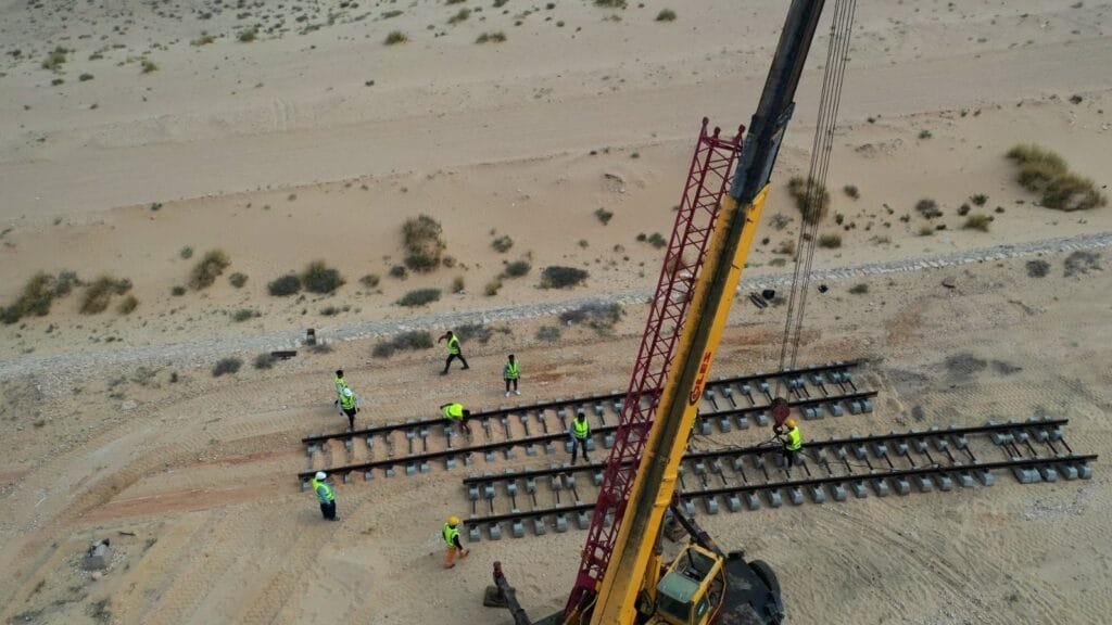 وزير النقل يتفقد مشروع سكة حديد بطول 341 كم في سيناء
