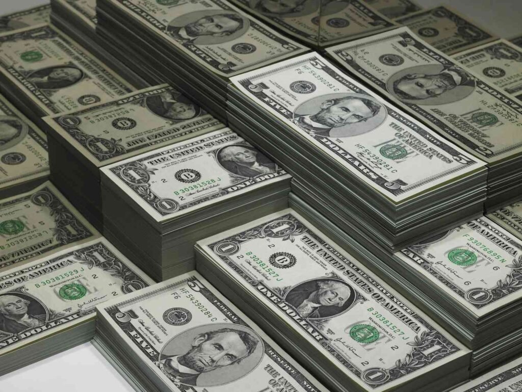 الدولار يتراجع لكنه يتجه لتحقيق مكاسب للأسبوع الثالث