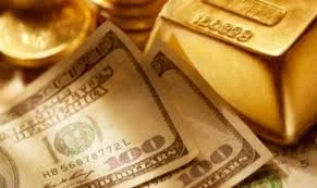 الذهب يتراجع 0.93% متأثرًا بارتفاع الدولار ومخاوف العجز الأمريكي