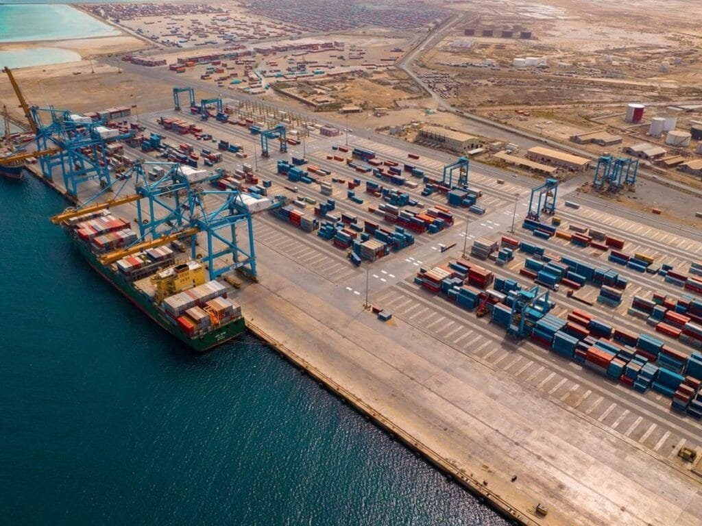 نشاط مكثف بموانئ البحر الأحمر: تداول 12 ألف طن بضائع واستقبال أكثر من 2600 راكب