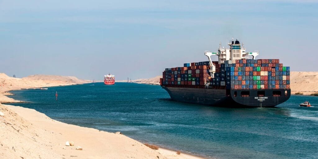 قناة السويس تسيطر على حادث جنوح سفينة دون تأثر حركة الملاحة