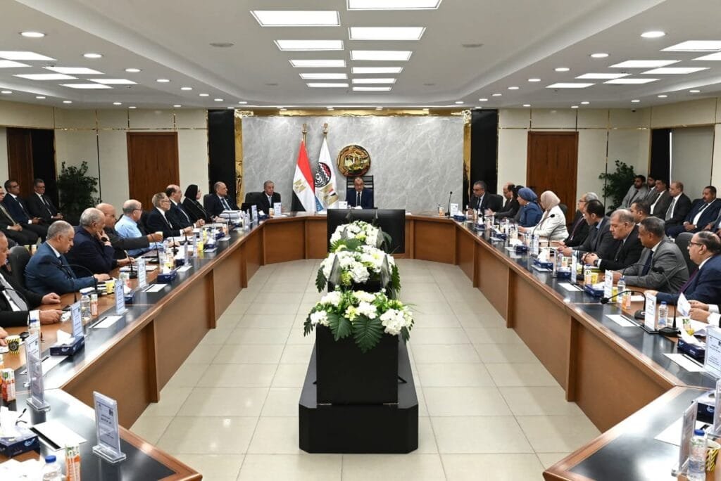 وزير قطاع الأعمال يقر خطة استثمارية بـ11 مليار جنيه لشركات الصناعات المعدنية