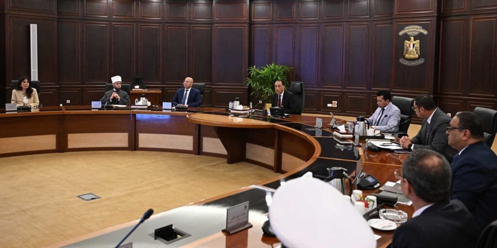 رئيس الوزراء: تشديد عقوبات القيادة والتوسع في حملات التوعية المرورية