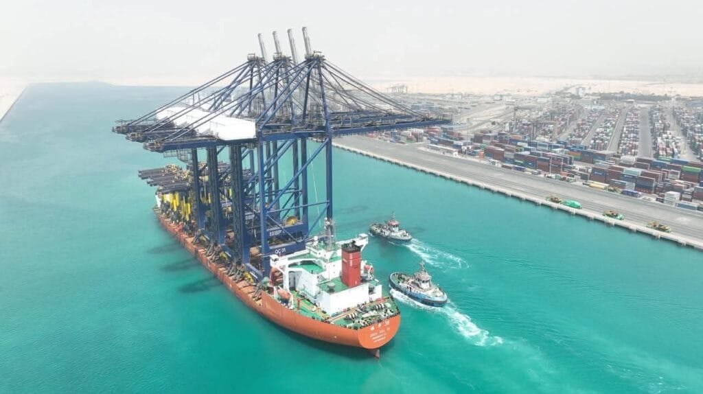 ميناء السخنة يستقبل السفينة ZHEN HUA 36 في إطار تطوير محطة الحاويات الذكية