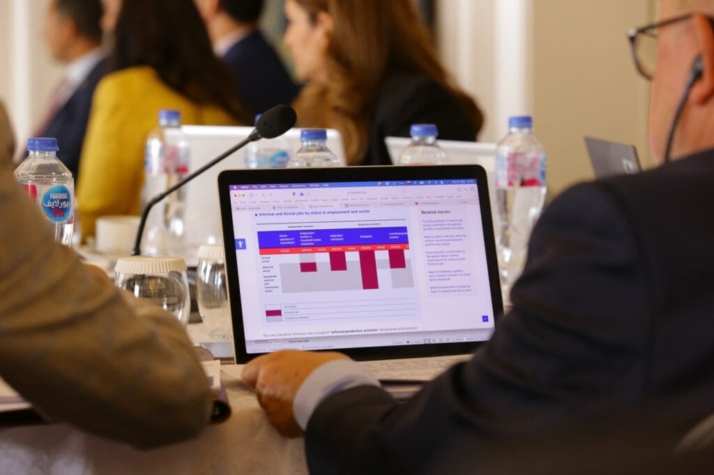 وزير العمل يعتمد صرف نحو 3 ملايين جنيه لدعم 374 عاملًا غير منتظم