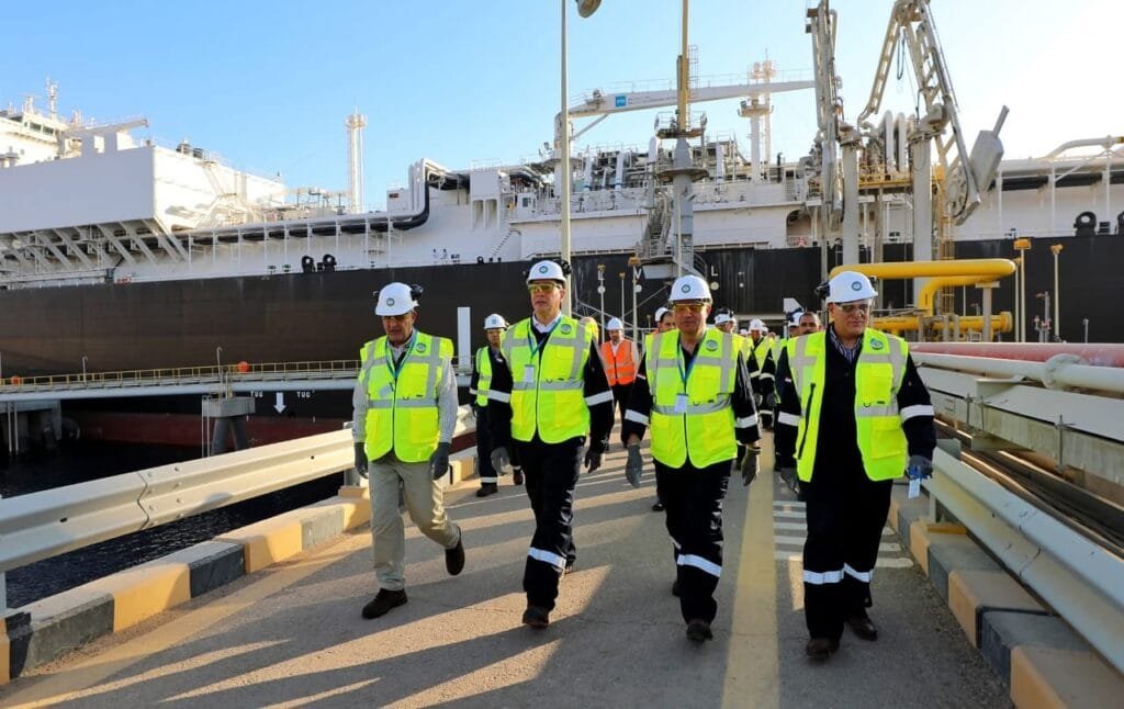 وزيرا البترول والطاقة يتفقدان بدء تشغيل سفينة التغييز إنرجوس فورس بميناء العقبة