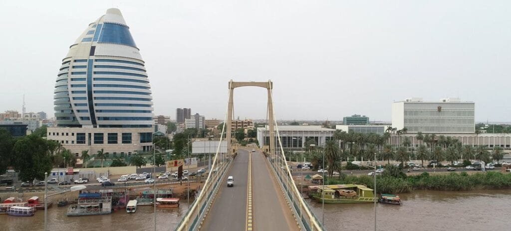 الرئيس السيسي يبحث مع رئيس وزراء السودان سبل التعاون لإعادة الإعمار