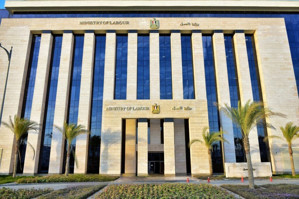 "وزارة العمل" تطلق تطبيقًا رقميًا لمكتب التمثيل العمالي بالرياض لخدمة الجالية المصرية