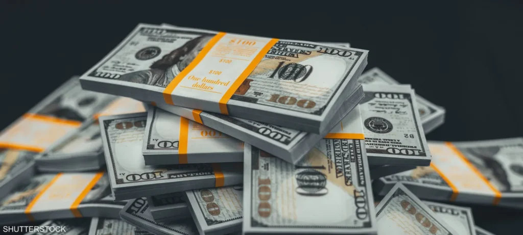 الدولار يرتفع حتى 10 قروش في عدد من البنوك خلال تعاملات الأربعاء