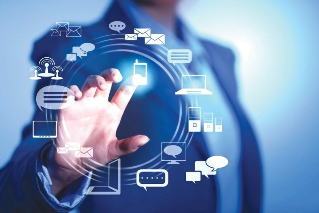 تسليم مراكز تكنولوجية متنقلة مجهزة لذوي الهمم لتعزيز كفاءة الخدمات الحكومية