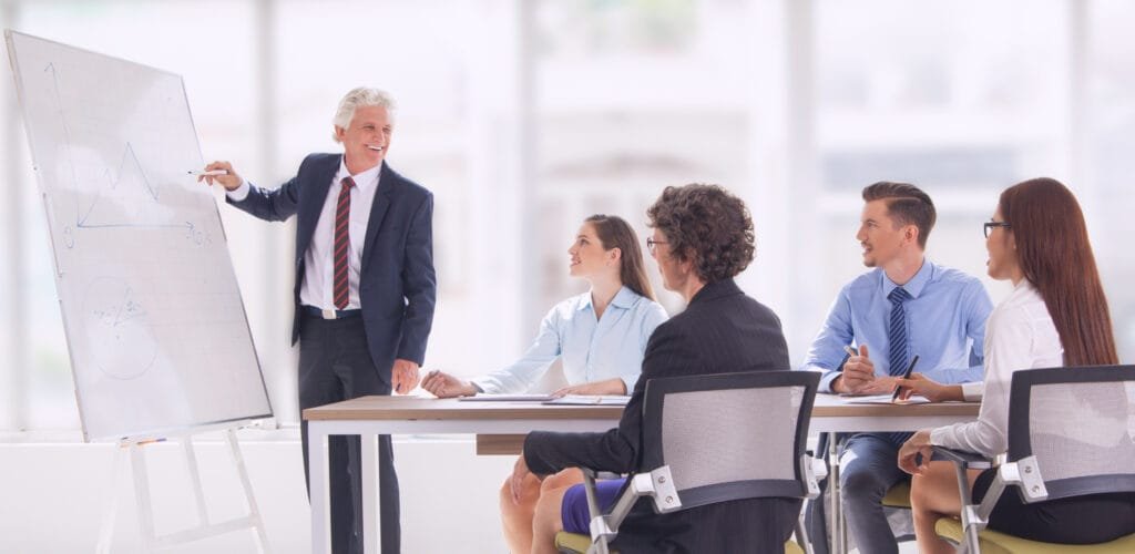 وزير العمل يطلق 75 ألف فرصة تدريبية مجانية للشباب داخل المنشآت