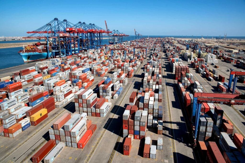 شرق بورسعيد الأول إقليميًا والثالث عالميًا في كفاءة موانئ الحاويات 2024