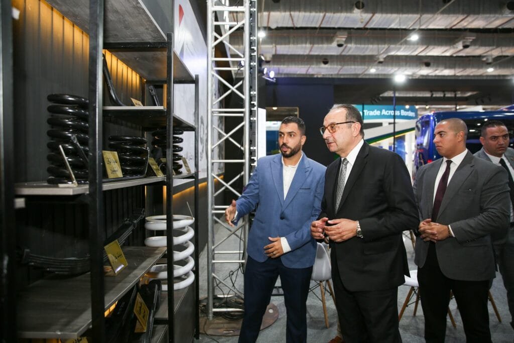 وزير قطاع الأعمال يتفقد جناحي الوزارة في معرضي الصناعة والنقل الذكي 2025