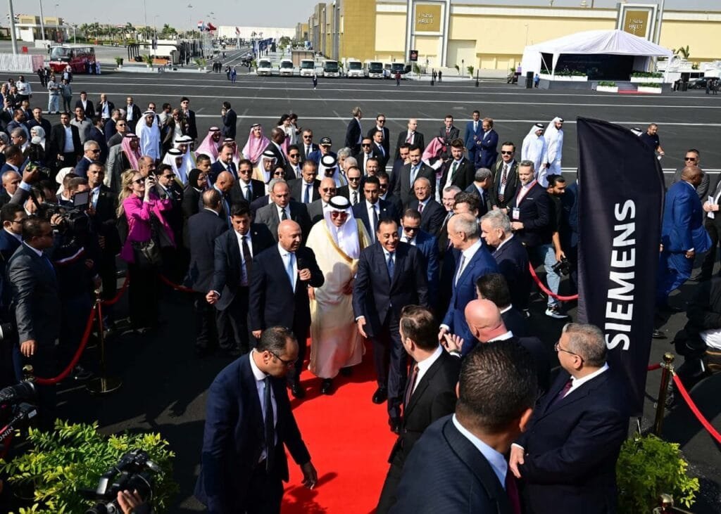 رئيس الوزراء يتفقد وسائل النقل الجديدة في معرض النقل الذكي