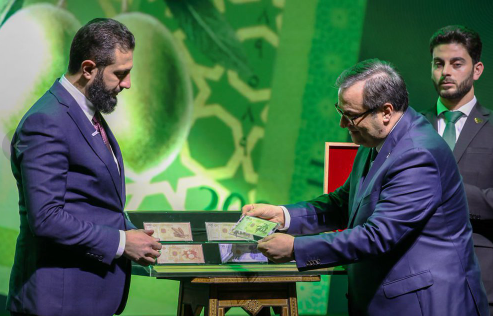 سوريا تطلق عملتها الجديدة رسمياً.. حذف صفرين لتعزيز الاستقرار النقدي30 ديسمبر 2025 - 3:33 مساءً سوريا تطلق عملتها الجديدة رسمياً.. حذف صفرين لتعزيز الاستقرار النقدي