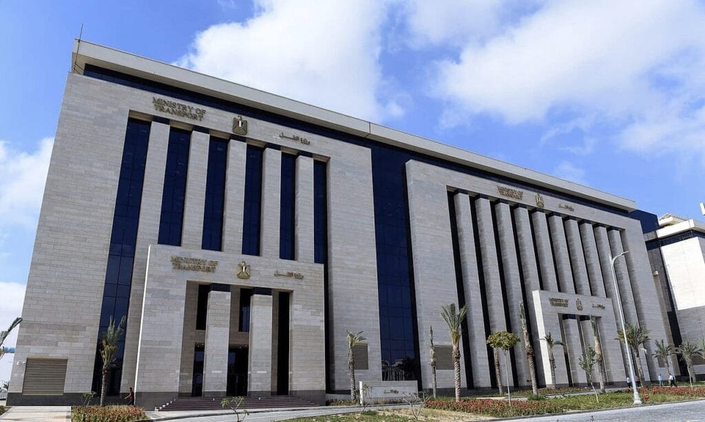 صيانة عاجلة للطريق من مفارق كوبري دمياط وحتى نقطة مرور السنانية