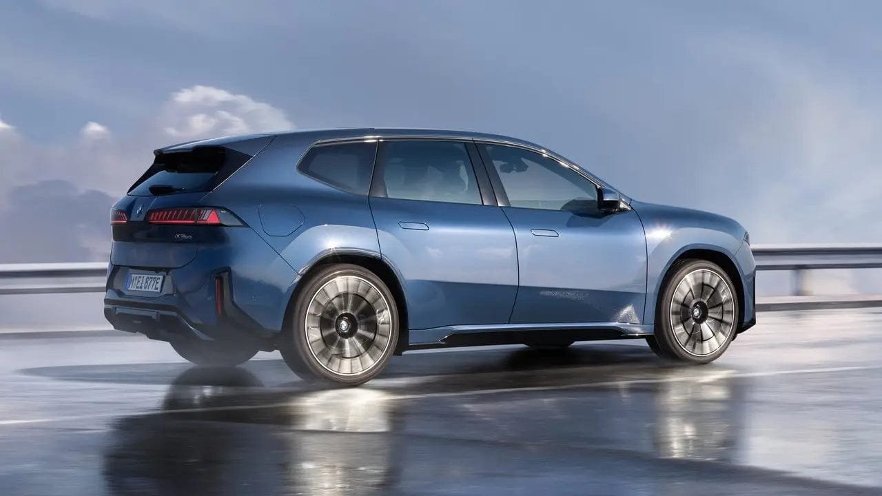 BMW تكشف عن iX3 نيو كلاس الكهربائية موديل 2026