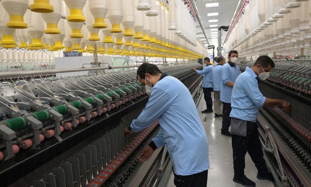 توسيع الشراكة مع القطاع الخاص لتعزيز صناعة الغزل والنسيج والملابس الجاهزة