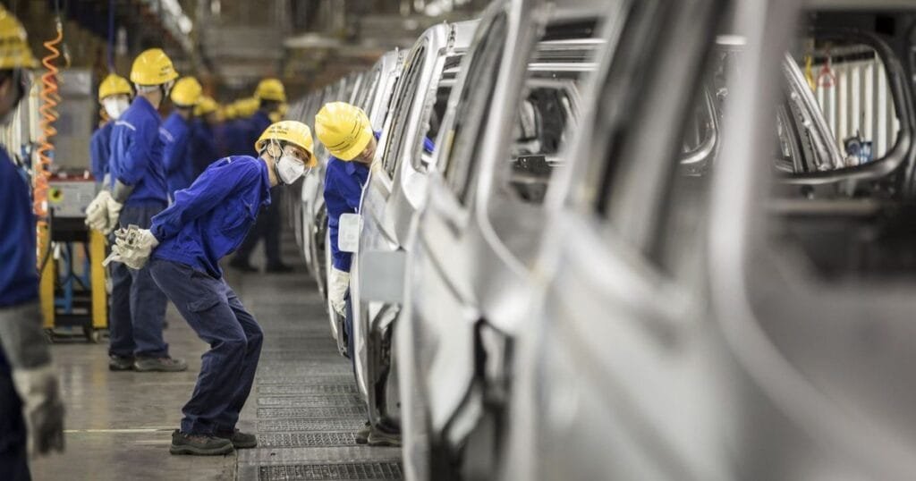 الحكومة توسّع حوافز الاستثمار بخصم ضريبي 50% لتوطين صناعة السيارات