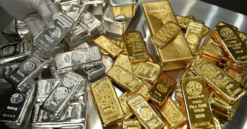 تراجع جماعي للمعادن النفيسة.. الذهب والفضة يهبطان تحت ضغط "مخاوف التضخم" عالمياً