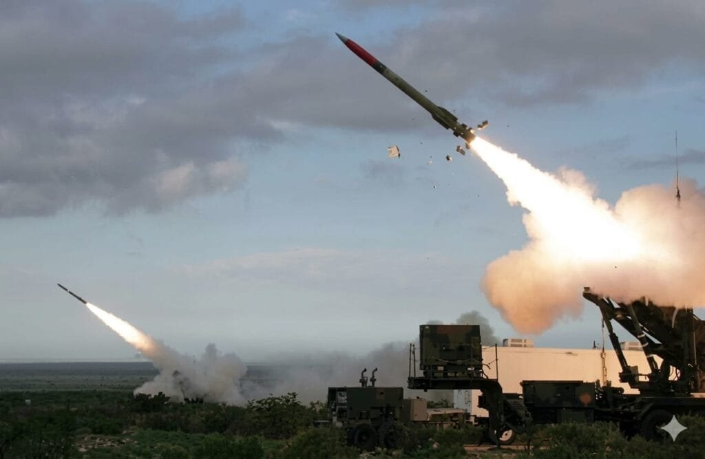 إصابة 4 أشخاص وسقوط شظايا صاروخ باليستي في الرياض