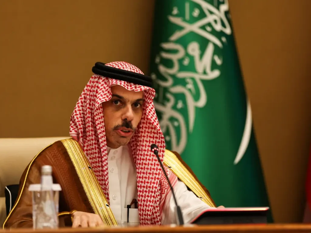 الخارجية السعودية تحذر إيران: "التصعيد سيقابله تصعيد".. وتبرير الهجمات بالقواعد الأمريكية "حجة واهية"