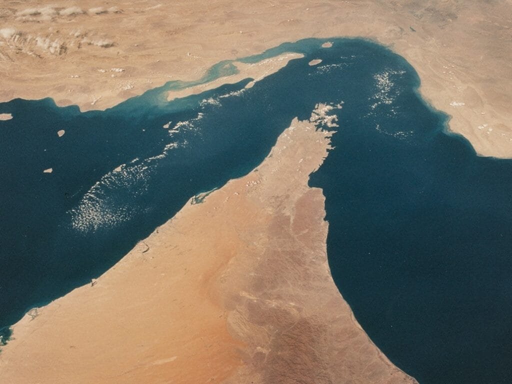 رسمياً.. إيران تُغلق مضيق هرمز وتتوعد بحـ رق أي سفينة تحاول العبور