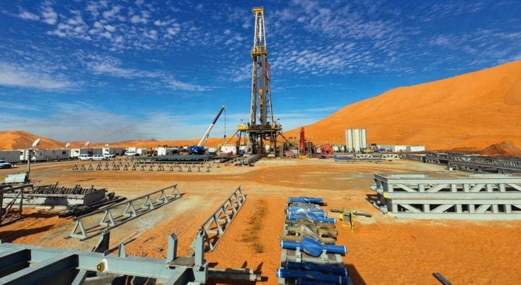 مصر تعزز إنتاجها النفطي بـ1000 برميل يومياً من بئر جديدة في الصحراء الغربية