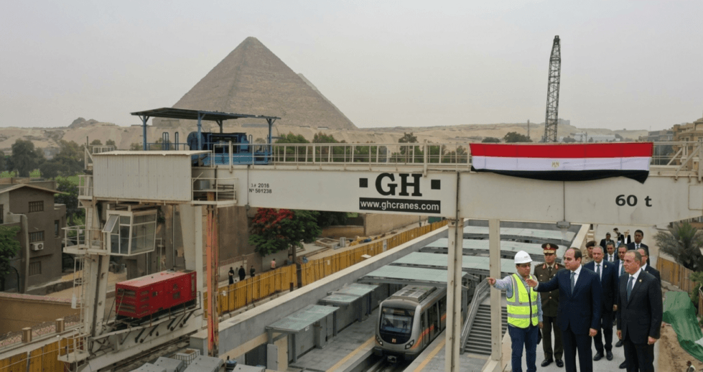 الرئيس السيسي يتفقد محطة الأهرامات لنقل 2 مليون راكب يومياً والربط بالمونوريل