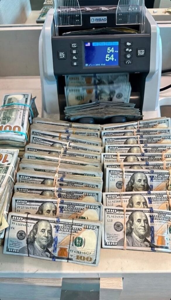 سعر الدولار يسجل 54.7 جنيه بدعم احتياطي يتجاوز 52.8 مليار دولار