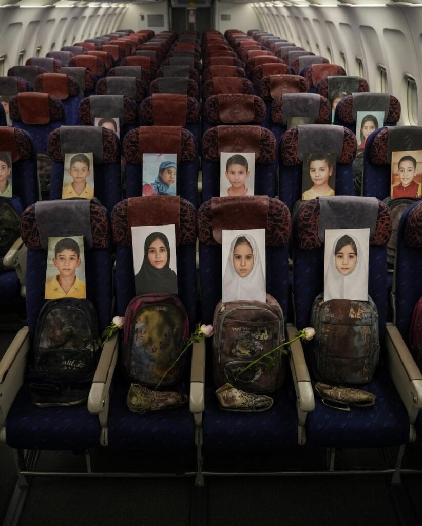 رحلة الوفد الإيراني إلى إسلام آباد تشهد وجود حقائب مدرسية تعود لأطفال مدرسة “ميناب”