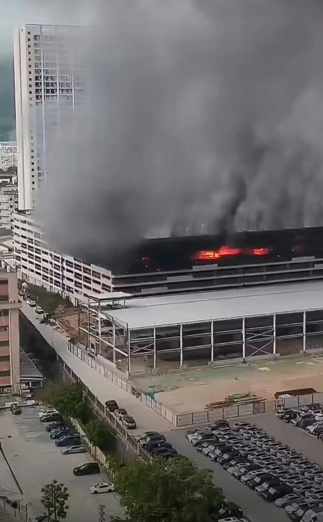 حريق هائل في مصنع BYD للسيارات الكهربائية بالصين في منطقة التجارب14 أبريل 2026 - 3:43 مساءً حريق هائل في مصنع BYD للسيارات الكهربائية بالصين في منطقة التجارب