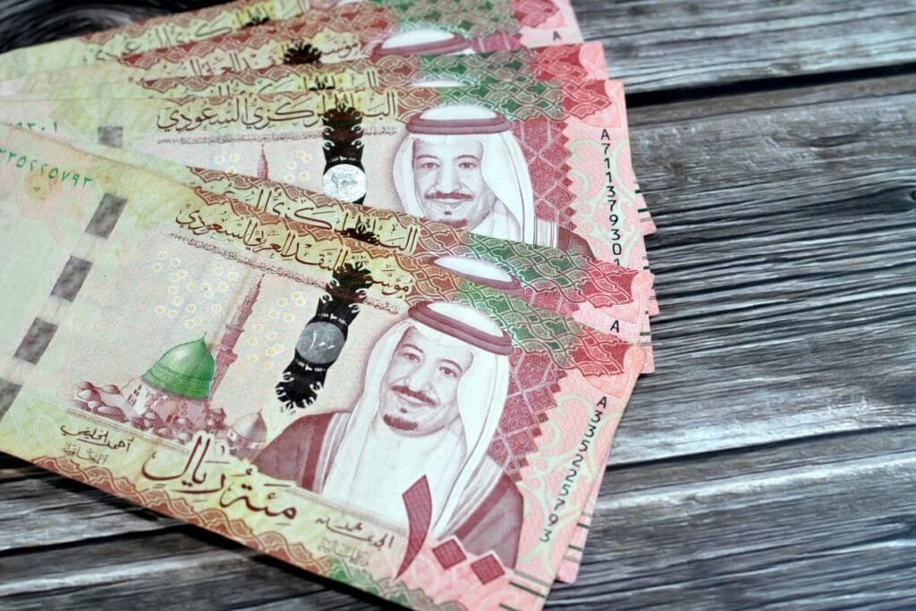 الريال السعودي يسجل 14.30 جنيهاً للبيع في أغلب البنوك المصرية