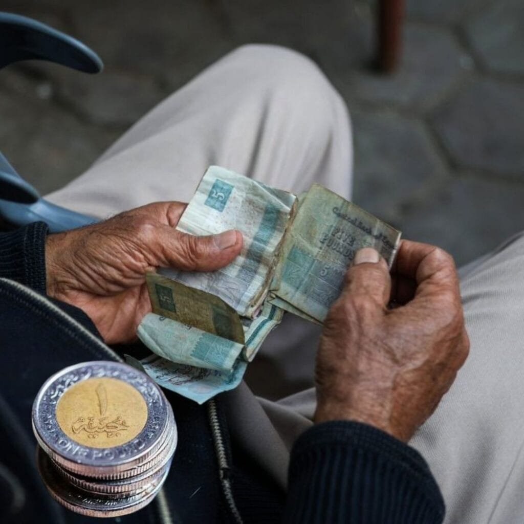 توقعات باستمرار الضغوط على الجنيه المصري وارتفاع التضخم إلى 16.5%